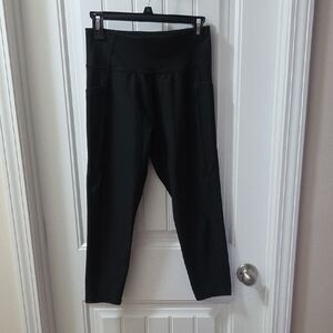 High-Rise Black Capri Leggings with Side Pockets